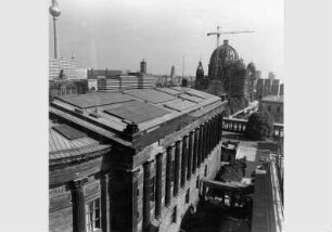Blick vom Dach des Pergamonmuseums auf das Dach, einen Teil der Apsis sowie die Westfassade der Nationalgalerie