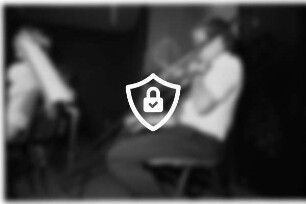 Kreisgymnasium: Verleihung der Ehrenfahne des Europäischen Rates: Junge spielt Posaune