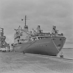 Urlaubsbilder Rostock 64 : Rostock. Hafen. Frachtschiff "Käthe Niederkirchner" am Kai