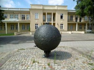 Erdkugel/Weltkugel (vor dem Dokumentationszentrum Erich-Weinert-Allee 3, WK II), Eisenhüttenstadt