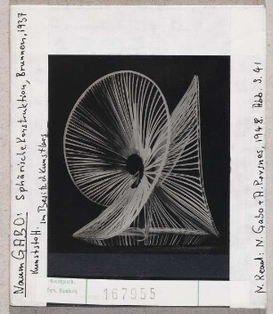 Naum Gabo: Sphärische Konstruktion, Brunnen, 1937, Kunststoff. Im Besitz des Künstlers