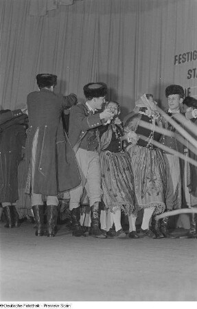 Auftritt einer am Bezirksausscheid der Volkskunstgruppen 1954 teilnehmenden Tanzgruppe