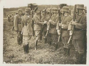 Foto der Besichtigung der 1. Kompanie des Leib-Grenadier-Regiments 109 durch Kronprinz Wilhelm von Preußen bei Constantine
