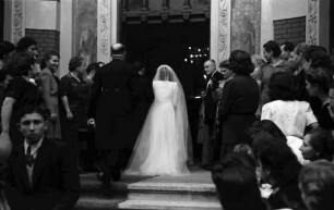 Bukarest: Hochzeit Drechsel: Brautpaar auf der Treppe
