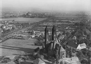 Dresden-Strehlen mit Christus-Kirche (1905 von Schilling und Gräbner) nach Osten zum Gasometer und Elbbogen
