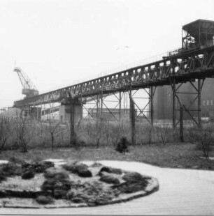 Peenemünde, Museumstraße. Historisch-Technisches Museum. Kraftwerk Peenemünde mit großer Bekohlungsanlage. Kranbrücke (Stahlkonstruktion, Länge 200 m) mit Bekohlungshauptkran (1942)