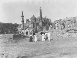 Lucknow (Lakhnau), Indien. Touristen der Hapag vor den Ruinen einer alten islamischen Moschee aus dem Mogulenreich