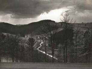 Osterzgebirge. Oelsengrund mit Dorf Oelsengrund, oberes Gottleubatal, Blick von einer Anhöhe talaufwärts