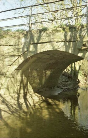 Schäperbarg: Granitquaderbrücke über die Barnitz: Seitenansicht, Teilansicht: Widerlager, Brückenbogen: oben Geländer