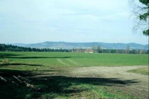 die Rodungsinsel Pritschroda oberhalb der OL; großes Feld, dahinter Gebäude