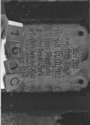 Grabstein 161 (Index: 100009026) Maße HxBxT: 140x41x30 cm Besonderheit: kulturhistorisch wertvoll / künstl.-formale Gründe (Inschrift): Grabstein 161C