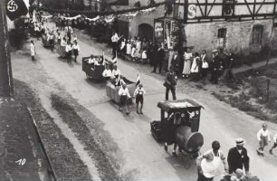 Festzug. Nr. 10: Kindergruppe mit stilisierter Lok und Eisenbahnanhängern