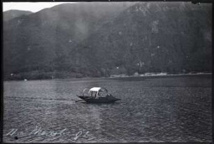 Luganer See (Lago di Lugano). Boot auf dem See auf Höhe von Morcote