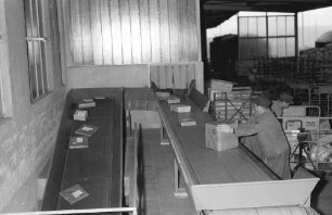 Freiburg: Bahnpostamt; Paketförderband im Betrieb