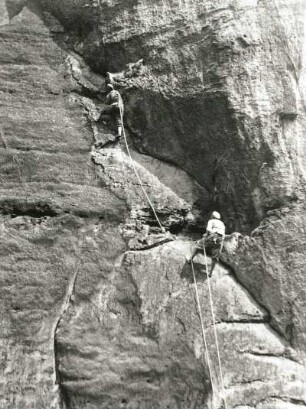 Sächsische Schweiz. Affensteine, Rohnspitze. Seilschaft Karlheinz Gonda in der Hangel des Süd-(Reiz)Weges. VIIc