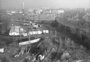 Dresden-Friedrichstadt. Blick von der ehem. Zigarettenfabrik "Yenidze" über Eisenbahn- und Marienbrücke (H. M. Krüger) gegen Dresden-Neustadt mit Schornstein des Arzneimittelwerkes