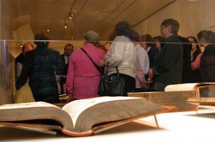Besucher im Buchmuseum