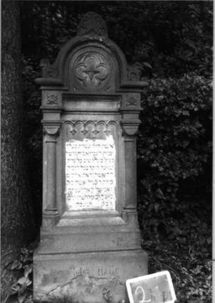 Grabstein 2 (Index: 100090889) Material: Sandstein Zustand: leicht verwitt/Sock. abgeblätt. m. Textverl Maße HxBxT: 168x63x22 cm Beschreibung: ädikulaart. St. m. Halbsäulen, eingezog. Rundbogenabschl. m. Verdach. , Mittel-u. Eckakrot Symbolik: Blüten, Sterne, Blattwerk Steinmetz: W. Bernhard: Grabstein 2