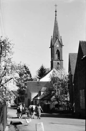 Buchheim: Dorfstraße und Kirche