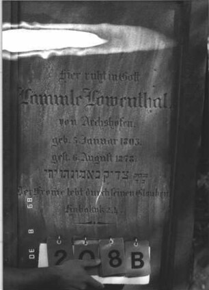 Grabstein 208 (Index: 99609844) Material: Sandstein Zustand: leicht verwittert Maße HxBxT: 240x64x28 cm Beschreibung: Stele, Abdeckplatte mit Giebelaufsatz, Mittel- und Seitenakroteren, Mittelpalmette, Schriftfeld eingetieft, Sockel Symbolik: Mohnkapseln, florale Elemente Besonderheit: kulturhistorisch wertvoll / hist.-wiss. Gründe (Vorbeter): Grabstein 208B