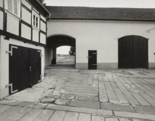 Bauernhof (ehem. Vierseithof) : Bauernhof (ehem. Vierseithof, 1. H. 19. Jh.). Durchfahrtscheune