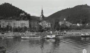 Personen-Seitenraddampfer "Leipzig" (1929; Werft Dresden-Laubegast) an der Landungsbrücke beim Fahrgastwechsel : Bad Schandau. Personen-Seitenraddampfer "Leipzig" (1929; Werft Dresden-Laubegast) an der Landungsbrücke beim Fahrgastwechsel. Blick vom linken Ufer über die Elbe auf Hotelbauten und Stadtkirche