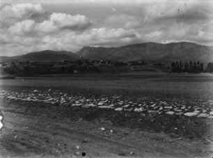 Stadt Ladik : Die Stadt Ladik am Fuße eines Bergmassivs.