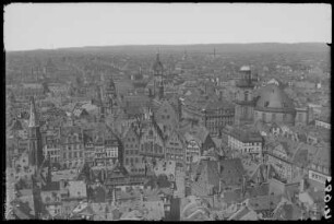 Frankfurt am Main, Stadtansicht : Frankfurt am Main. Blick vom Domturm über den Römerberg, Rathaus und Paulskirche nach Westen
