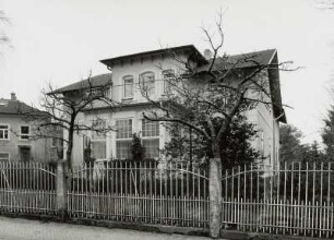 Radebeul, Hölderlinstraße 2. Villa (1880/1890; Umbau 1916, Schnauder und Rohn). Straßenfront mit Einfriedung