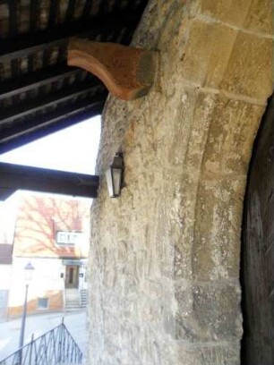 Kirchhofmauer im Süden-äußerer Torbogen im Westgewände mit erhaltenem Konsolstein im Detail