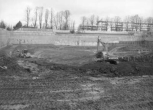 Baustelle Sächsische Landesbibliothek - Staats- und Universitätsbibliothek Dresden, Zentralbibliothek. Erdbau, Radlader und Tieflöffelbagger in der Baugrube. Blick nach Nordnordost zum Bürogebäude Zellescher Weg 17 : Dresden-Räcknitz, Zellescher Weg 18. Baustelle Sächsische Landesbibliothek - Staats- und Universitätsbibliothek Dresden, Zentralbibliothek. Erdbau, Radlader und Tieflöffelbagger in der Baugrube. Blick nach Nordnordost zum Bürogebäude Zellescher Weg 17