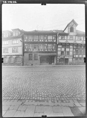 Schmalkalden, Weidebrunner Gasse 11/13. Wohnhäuser (1369/1370 [Nr. 13]) mit Laden. Straßenfront