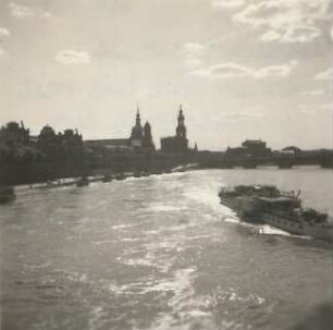 Dresden-Altstadt. Elbe mit Anlegestelle Brühlsche Terrasse und abgefahrenem Dampfer gegen Silhouette der Altstadt