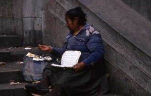 Bettlerin sitzt auf der Straße : Frau bettelt im Zentrum von Lima, 1990