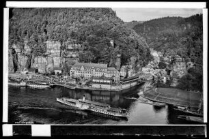 Herrnskretschen (Hřensko) an der Elbe mit Herrenhaus und Elbdampfer Leipzig