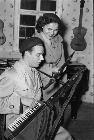 Markneukirchner Cocktail : Musikinstrumenten-Museum Markneukirchen. Mann mit Saiteninstrument und Frau mit Stockgeige