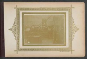 [Fotografie von Druckmaschinen und Arbeitern, Innenansicht von Fessel & Mengen]