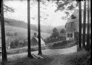 Stimmungsbild am Wilhelmsweg mit Schule und Forsthaus