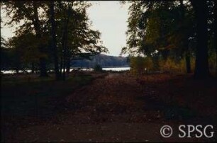 Potsdam, Park Sacrow, Blick zum Machinenhaus Glienicke aus der Kastanienallee.