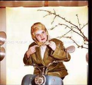 Frühlingsmode: Frau mit Moped