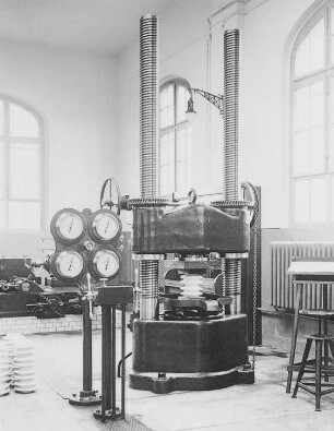 Rillen-Isolator, bei Druckprüfung (Hermsdorf-Schomburg-Isolatoren GmbH) : Technikgeschichte | Stoffkunde und Materialprüfung | Materialprüfung | Isolatoren-Prüfung