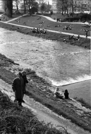 Freiburg: Lagernde an der Dreisam, von der Lessingstraße