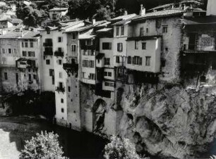 Auf hohen Felsen über dem Fluß Bourne ist das Städtchen Pont-en-Royans gebaut
