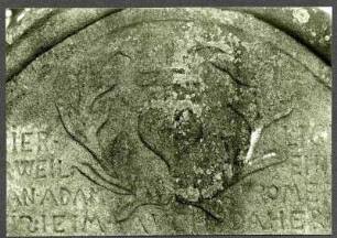 Detail eines Grabsteines. Siehe 108