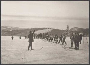 Skirennen auf dem Feldberg: Skiläufer mit Startnummern stehen in Startposition