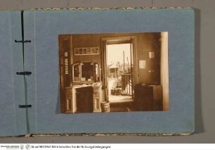 Album mit Fotografien aus dem Palazzo ZuccariAnsicht eines Schlafzimmers im dritten Obergeschoss mit offener Tür zur Dachterrasse (ehemaliges Schlafzimmer der Henriette Hertz) - Riccio-Album