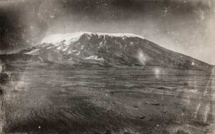 Landschaft mit Kilimandscharo : Die Landschaft in der Umgebung des Kilimandscharo. Im Hintergrund erhebt sich der schneebedeckte Kibo
