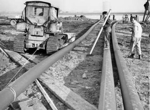 Mensch und Maschine.Rohre werden mittels Düker durch die Elbe verlegt. Sie dienen zukünftig zum Transport von Erdgas