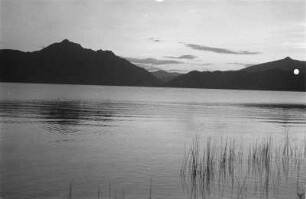 Lago Ascianghi bei Quoram : Blick über eine Seelandschaft mit Bergen im Hintergrund