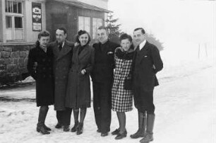 Gruppe vor dem Ausflugslokal "Waldesruhe" während eines Winterausfluges im Erzgebirge